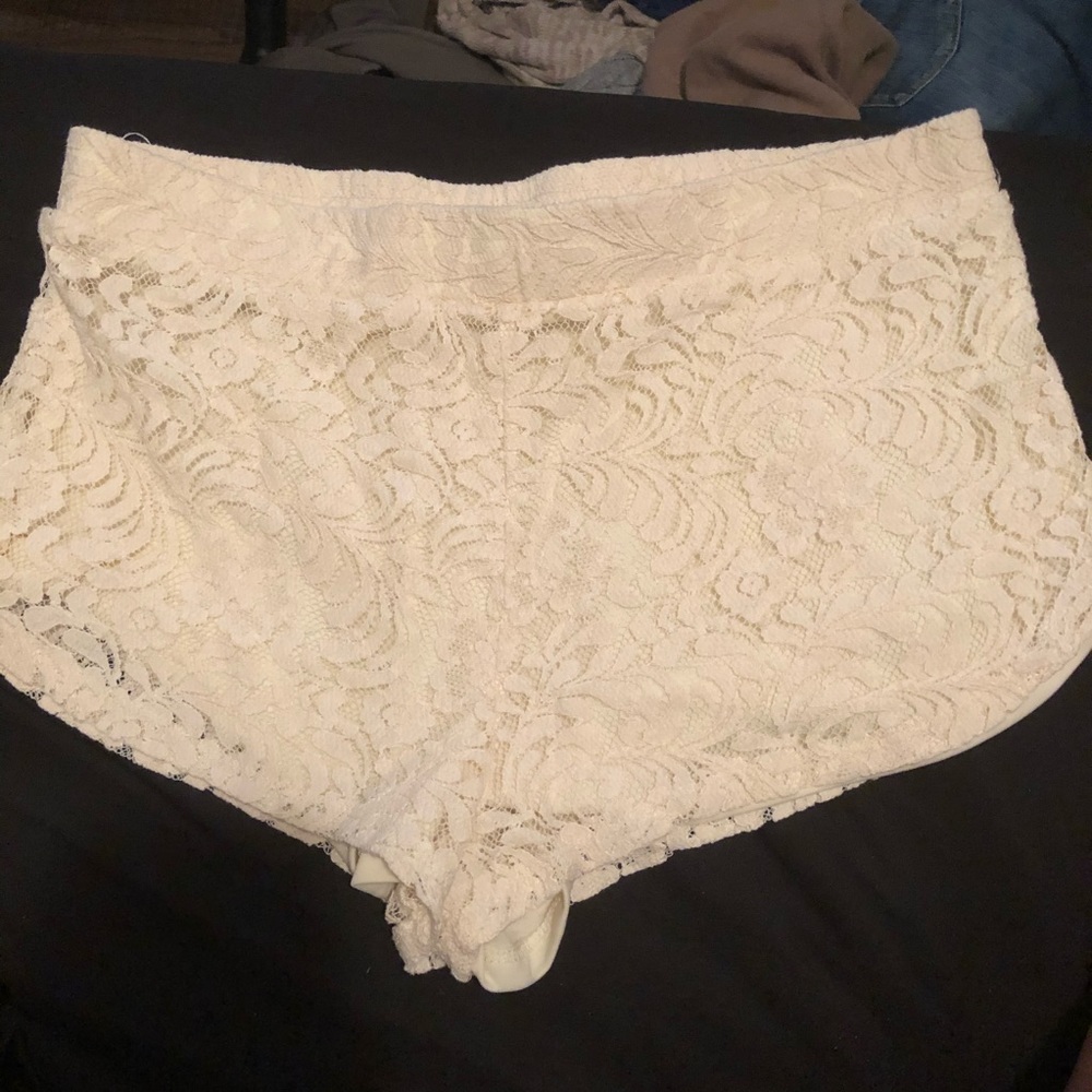 💕3/$20! White lace shorts